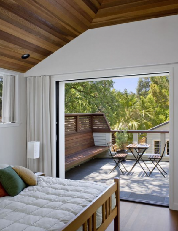 Ruang Terbuka dengan Balkon Kecil